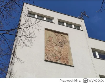 PrzewodniG - Modernistyczna płaskorzeźba Bruno Paetscha na fasadzie "Domu Sióstr" we ...