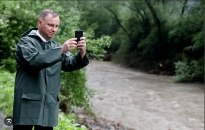 Leniek - > a co prezydent powinien robić podczas powidzi?
Robic sobie zdjęcia pod kam...