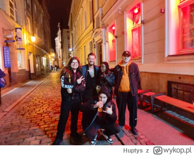 Huptys - #kiszak #snakeiter Na tym zdjęciu widoczny jest tylko jeden mężczyzna