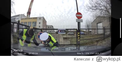 Kaneczai - Policjant podczas kontroli drogowej sprawdza asymetryczność reflektorów.. ...