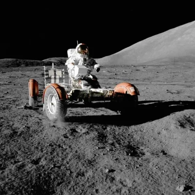 wfyokyga - Mirosław Hermazewski jedzie łazikiem księżycowym na księżycu, kosmos 1978