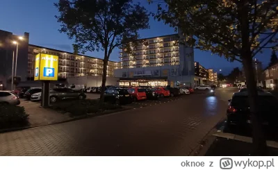 oknoe - I tak to jest, trasa: praca, do pokoju i powtórz (no zakupy jeszcze).Po pracy...