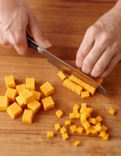 mleko23 - @ChlopoRobotnik2137: jak kroisz cos to drugą rękę robisz na kształt kociej ...