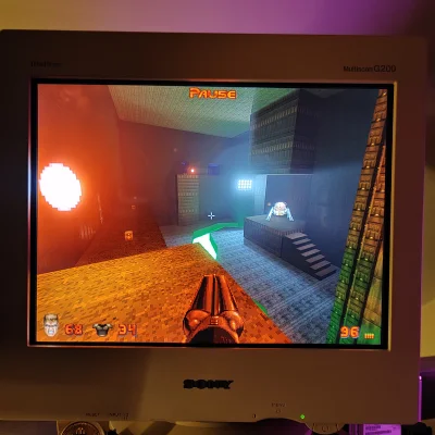 wCZOPKUurodzony - Kolaż. Kiedy stare spotyka się z nowym. 
Doom z RTX na monitorze CR...