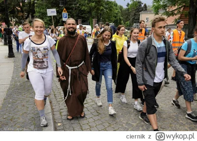 ciernik - Cześć. Planujemy z kolegą wybranie się na jakąś dobrą pielgrzymkę, tylko że...