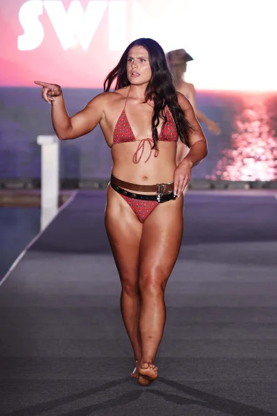 hot_topic - Ale duża dziewczyna, pewnie silna jest #mikrokoksy #ladnapani