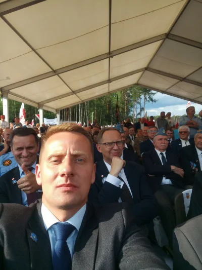 szurszur - @Aleale2: Kolejna fotka z miejsca honorowego, z tyłu  poseł, a jacyś żolni...