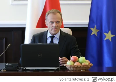 yolantarutowicz - Donald na posiedzeniach przygryzał polskie jabłuszka na złość Putin...