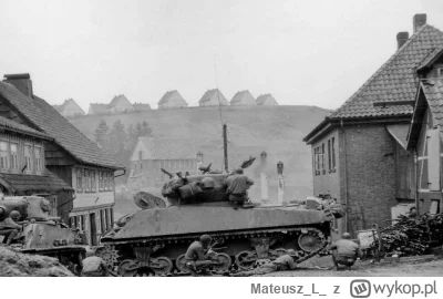 MateuszL - Amerykańscy żołnierze 1 Dywizji Piechoty kryją się przed ostrzałem niemiec...