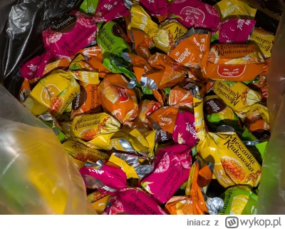 iniacz - Zajebisty to był pomysł, kupić prawie kilogram cukierków, zanim cokolwiek z ...