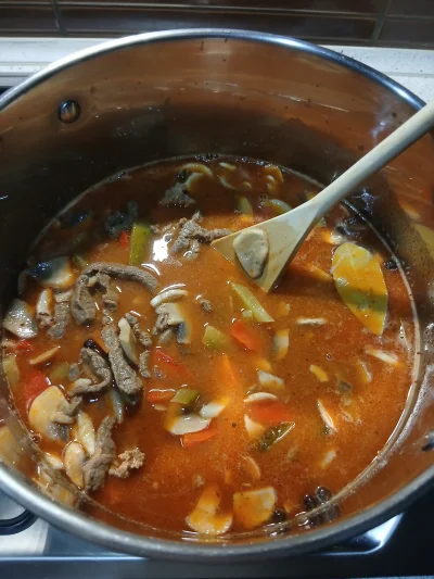 Smarek37 - #gotujzwykopem #gotowanie #jedzenie
Chuop robi sobie zupkę #strogonow pier...