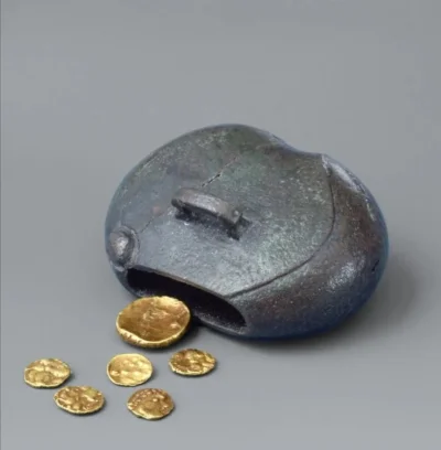 Loskamilos1 - Starożytna mini-portmonetka z brązu, w której wnętrzu znaleziono sześć ...