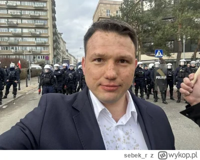 sebek_r - Typ pisze, że właśnie dostał gazem uśmiechając się przy tym do selfie xD Ba...