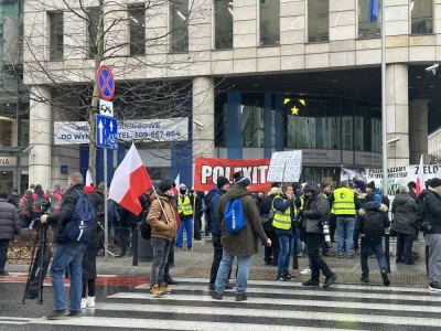 agent-agentury - "Musimy dopłacać do rolników, bo to strategiczna branża."

Aha i dla...