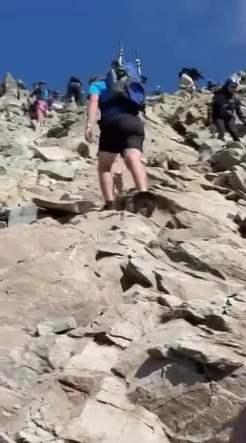 nonOfUsAreFree - Trasa na rysy. 
Właściciel po zwróceniu uwagi stwierdził:
“A co panu...