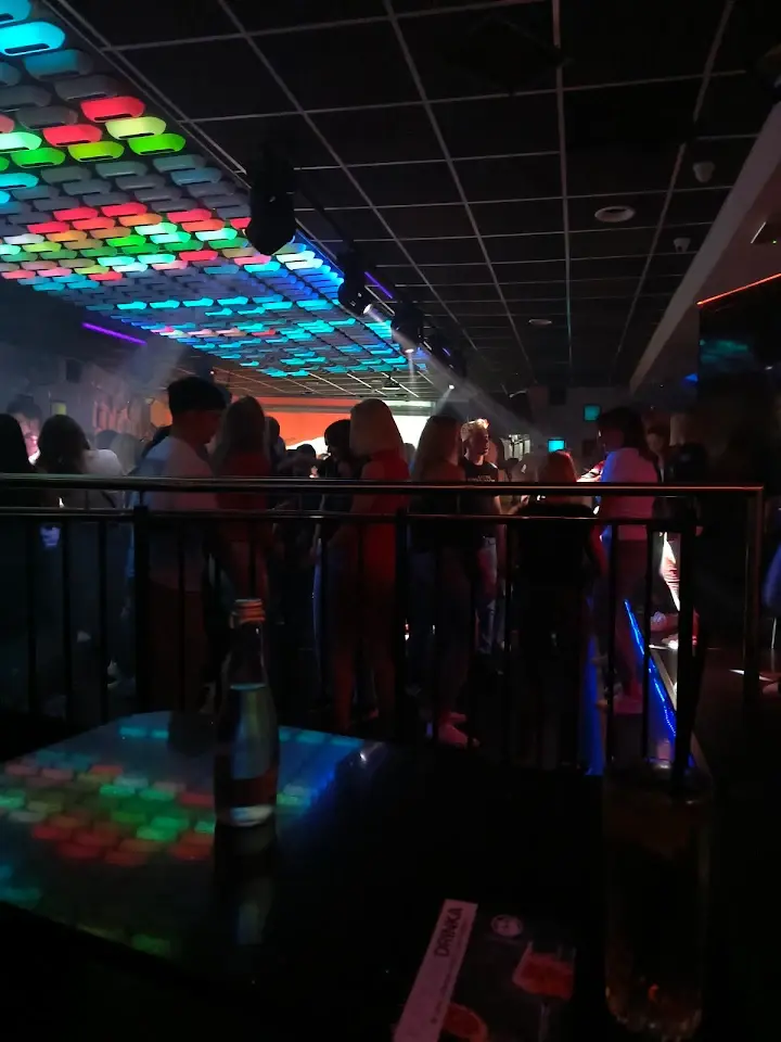 Robert_robinson - Pozdro chłopaki z klubu pomarańcza chłopek pije se drinka w samotno...