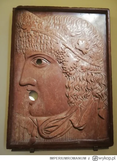 IMPERIUMROMANUM - Relief z maską

Płaskorzeźba przedstawia profil postaci z długimi w...