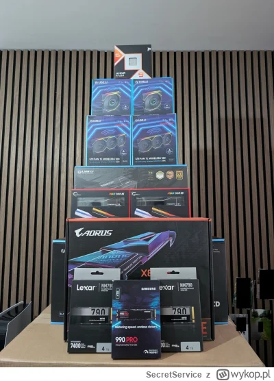 SecretService - #pcmasterrace Choinka czeka na gpu w normalnej cenie. Pewnie na święt...