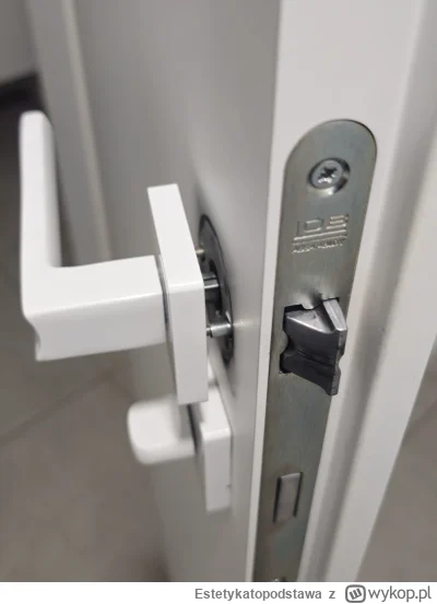 Estetykatopodstawa - Panowie (i Panie),

Jak to naprawić? 
Pytam poważnie przed rozkr...