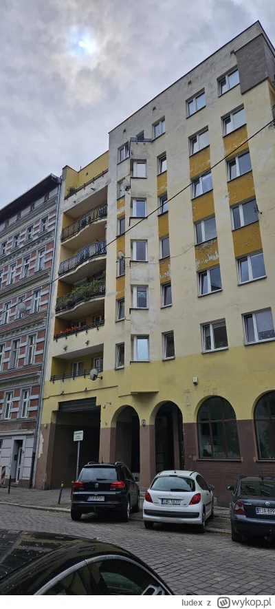 Iudex - Idę sobie przez #wroclaw i nagle dostrzegam coś w oknie. Czyżby? 

Zoom w kom...