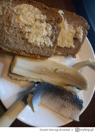 Grash-Varrag-Arushat - Kolacja - świeży chleb żytni z chrzanem i filety śledziowe. Kw...