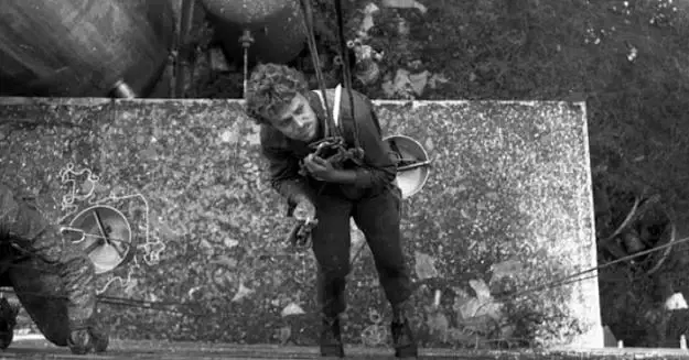 olito - Donald Tusk podczas budowy bloku, w którym znajdzie się w przyszłości mieszka...