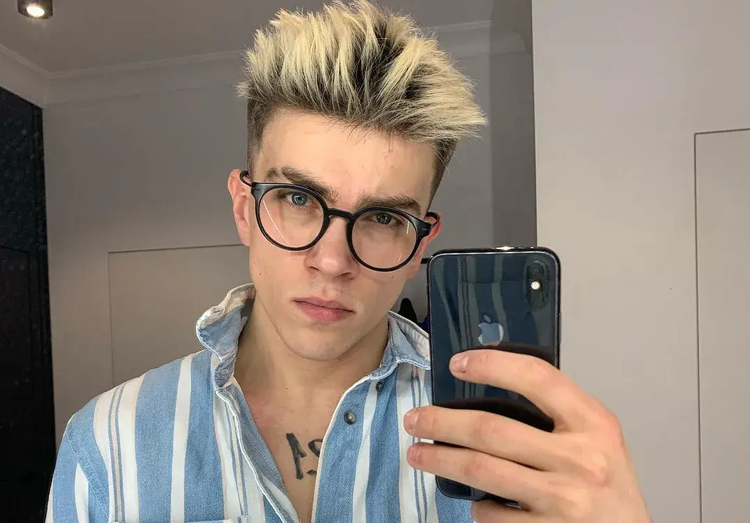 Epiktetlol - Mam pytanie do @SebaWayneFAS czy stopy partnerki bardzo śmierdzą? 
#fame...