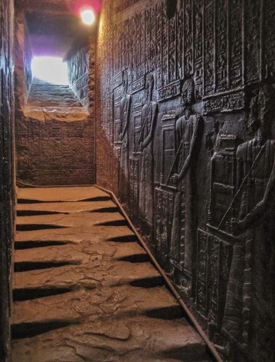 Badmadafakaa - Zachodnie schody prowadzące na dach 2000-letniej świątyni Hathor w Den...