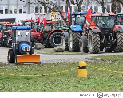 hdeck - Rozśmieszył mnie też traktorek do odśnieżania przy protestujących. Jakby ktoś...
