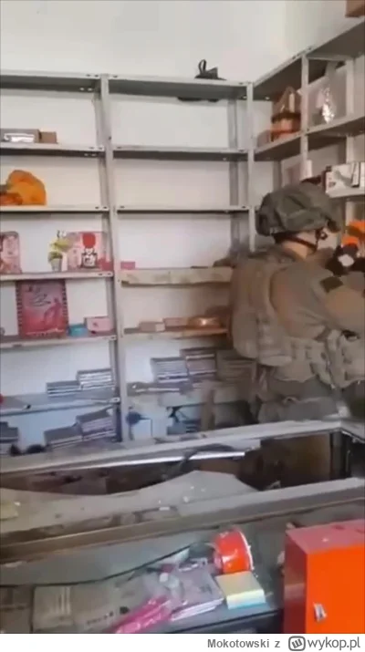 Mokotowski - Izraelski żołnierz niszczy sklep Palestyńczyka. #palestyna #wojna #izrae...