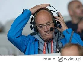 Jrv20 - Simons podnosi głowę, spogląda na ustawienie kolegów z drużyny. Doskonałe doś...