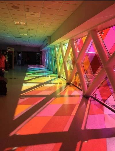 Loskamilos1 - Kolorowe wnętrze lotniska w Miami.

#fleszearchitektury #necrobook #lot...