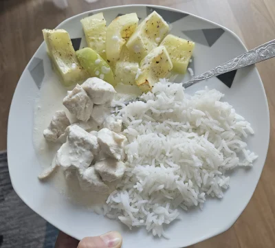 pypowicz - Gulasz z indyka, w sosie śmietanowo-ziołowym, z lekko grillowaną cukinia z...