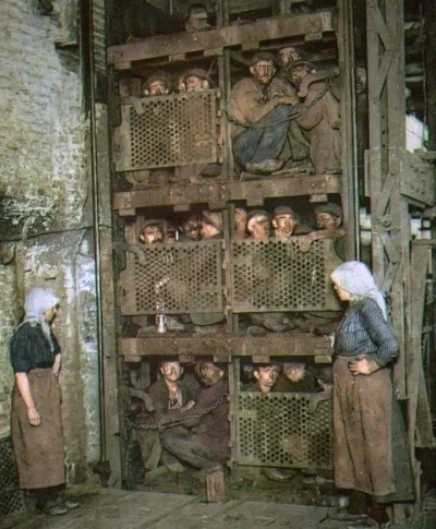 BozenaMal - Belgijscy górnicy w windzie kopalnianej po całym dniu pracy. 1900 rok. Ko...