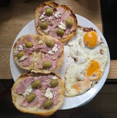 Puchacz93 - #przegryw śniadanie chuopskie do oceny. Dwa jaja typu sadzone z czego jed...