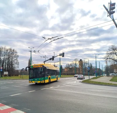 sylwke3100 - Tyski Trolejbus Solaris Trollino 12ME jako linia "B" na skrzyżowaniu Bur...