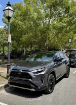 fuji - Chłop 36 lat i w końcu kupił pierwszy nowy samochód w życiu. Chłop sobie obiec...