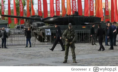 Grooveer - Uszkodzony czołg Leopard w Moskwie jako trofeum. Ruscy wychodzą z założeni...