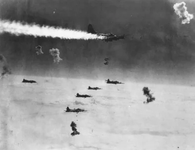 gejfrut100 - płonący bombowiec b17 zrzuca swoje bomby gdzieś nad niemcami
#drugawojna...