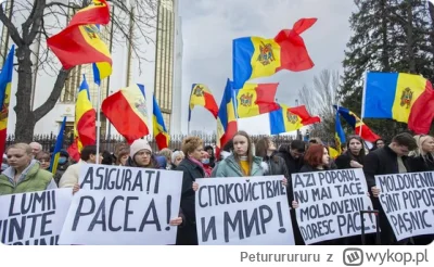 Petururururu - I powręczali dzieciakom plakaty robione jedną ręką. Ten z prawej sobie...