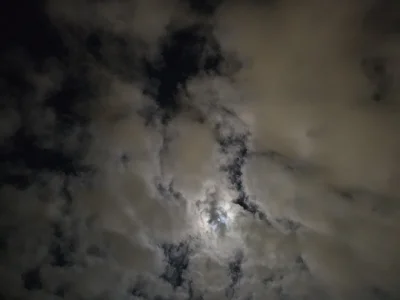 d.....a - #przegryw #spierdotrip #chmury #ksiezyc
Księżyc bywa nieśmiały.
Za chmurkam...