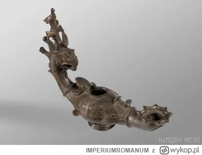 IMPERIUMROMANUM - Rzymska lampa oliwna w kształcie gryfa

Wykonana z brązu, rzymska l...
