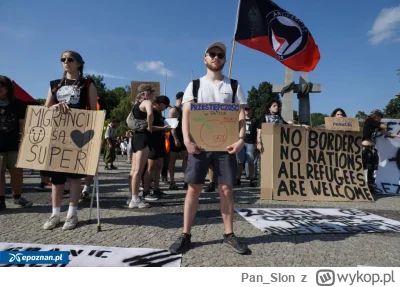 PanSlon - W Poznaniu po staremu, lewa strona zawsze na baczności

Kadr z manify pro i...