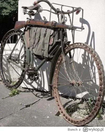 Bunch - Niemiecki wojskowy rower z oponami bezdętkowymi z czasów II wojny światowej.
...