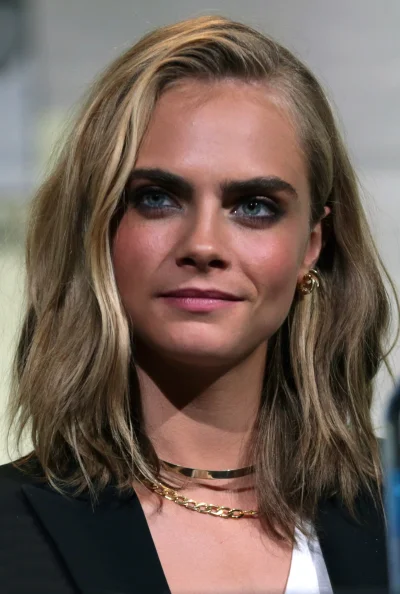 K.....o - W padoku draka, bo Cara Delevingne, czyli widoczna na zdjęciu "celebrytka" ...