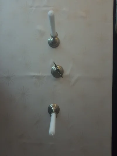 e.....t - Różowa przyjmuje księdza po kolędzie.  Ja nje.
Uciekam z domu,  ale teraz m...