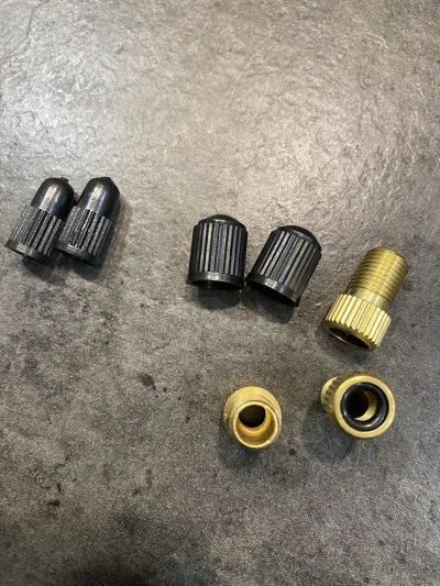 a7c8 - #rower 

Kupiłem takie adaptery. W kole mam Presta natomiast po zamocowaniu te...