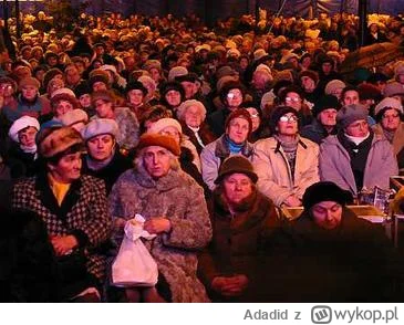 Adadid - Jeszcze nie wybiła godzina protestu, a pod budynkiem TVP już zgromadziły się...