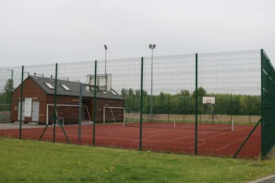 jmuhha - ktos mi wytlumaczy dlaczego jak ide obok orlika w gminie w WAKACJE to 90% cz...