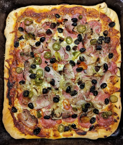 Krupier - I to jest picka, a nie jakaś napletana srana.

Grube ciasto, sos pomidorowo...